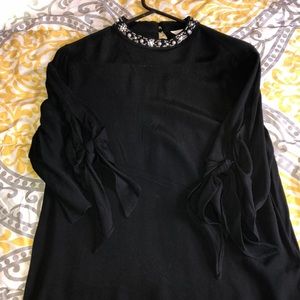 Mid sleeve, high neck top